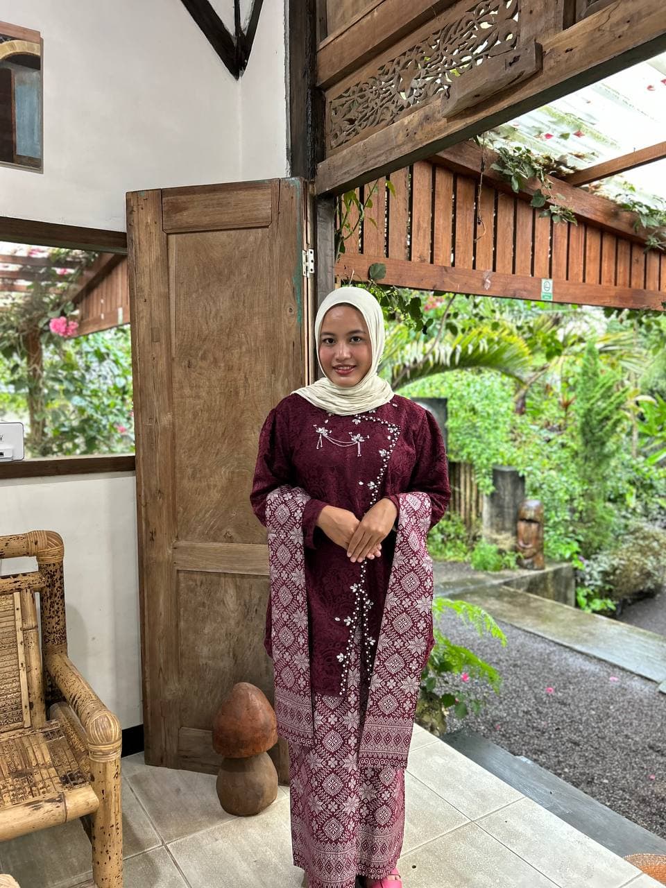 Kebaya Wisuda Burgundy koleksi Putri Kebaya Lombok
